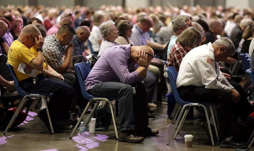 Fiéis durante a reunião anual da Convenção Batista do Sul, nos EUA. (Foto: Jeff Roberson/AP)