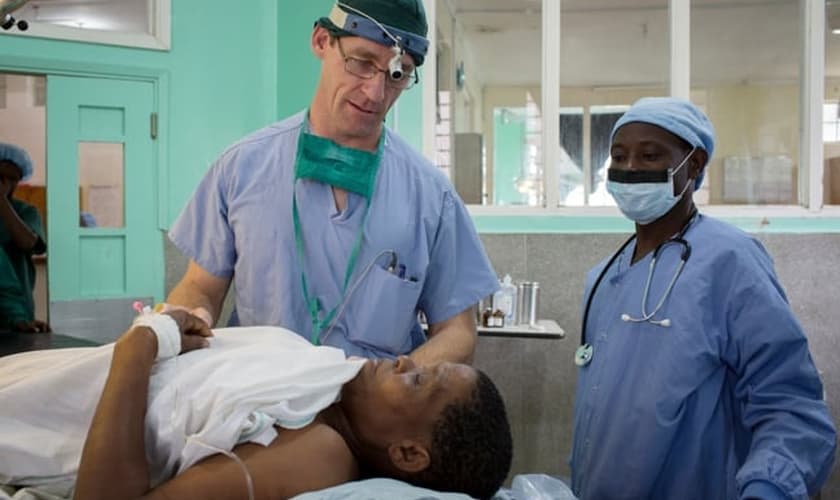 Andrew Browning examina uma mulher na África. (Foto: Reprodução/ Collective Hub)
