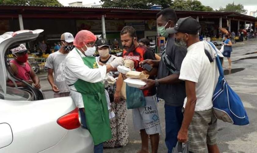 Conhecido por todos como Totoca, o advogado Wildson de Oliveira distribui cerca de 50 marmitas toda semana nas ruas de Teixeira de Freitas (BA). (Foto: Arquivo Pessoal)