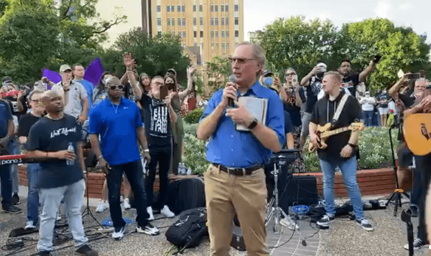 Pastor Max Lucado em vigília de oração na cidade de San Antonio, no Texas. (Foto: Facebook/Community Bible Church)