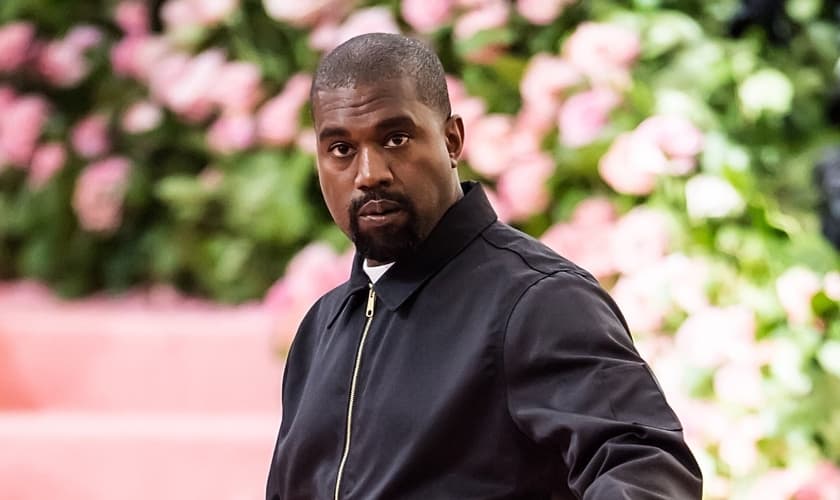 Além de pagar a faculdade da filha de George Floyd, Kanye West também fez uma doação de um total de 2 milhões de dólares a duas famílias negras que tiveram entes queridos mortos por policiais. (Foto: Gilbert Carrasquillo / Yahoo)