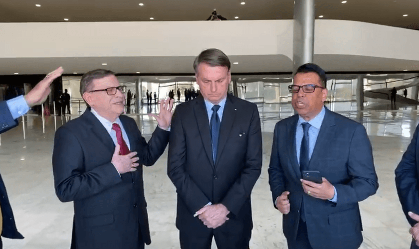 Pastores em oração pelo presidente Jair Bolsonaro, em Brasília. (Foto: YouTube/Silas Malafaia)