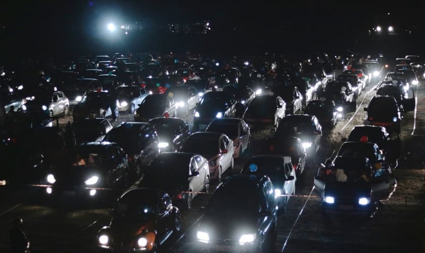 Estacionamento lotado de automóveis dos fiéis que participaram do culto drive-in, no sábado (6). (Foto: Reprodução/Facebook)