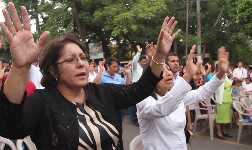 Cristãos evangélicos durante culto em El Salvador. (Foto: Reprodução/CBN News)