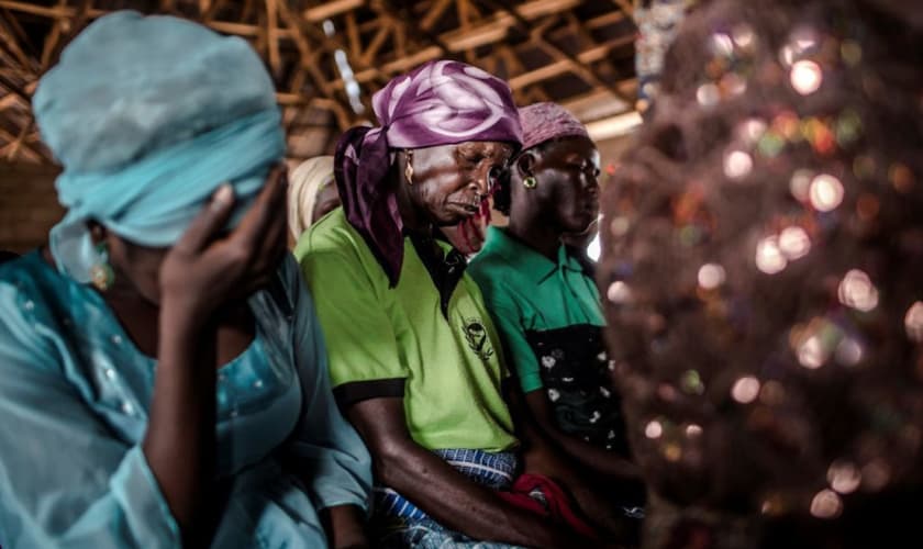 Uma mulher cristã ora enquanto assiste ao culto de domingo na Igreja Ecwa,no Estado de Kaduna, Nigéria, em 14 de abril de 2019. (Foto: LUIS TATO/AFP via Getty Images)