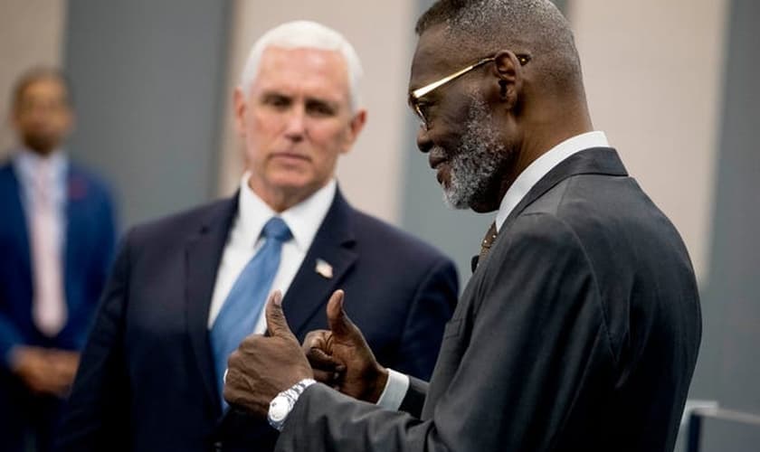 Vice presidente dos EUA, Mike Pence, e o bispo Harry Jackson na Hope Christian Church. (Foto: Andrew Harnik/AP)
