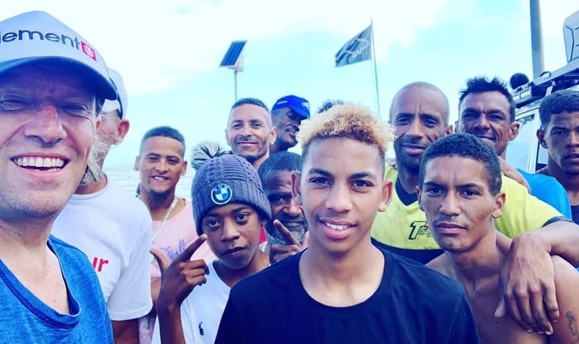 Andie Steele-Smith (à esquerda) e alguns de seus membros de gangues transformaram a rede de suprimentos de coronavírus. (Foto: Reprodução / Christianity Today)