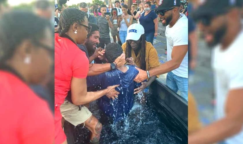 Homem é batizado durante evangelismo em área onde George Floyd foi morto. (Foto: Facebook)