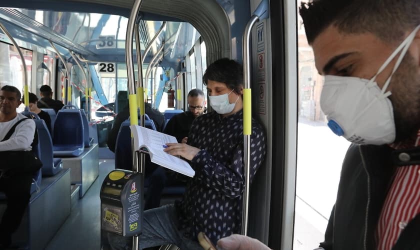 Passageiros em transporte público de Jerusalém. (Foto: Yossi Zamir/Flash90)