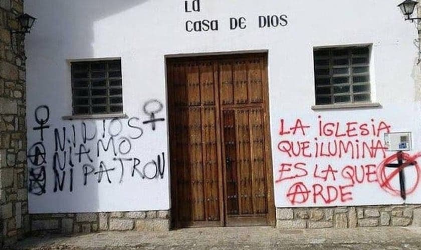 Grafite na fachada de uma igreja católica na Espanha. (Foto: Reprodução/OLRC)