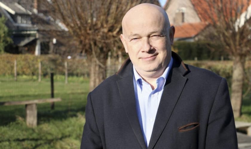 Após ser libertado da prisão no Sudão, o pastor Petr Jasek está lançando seu novo livro "Imprisoned with ISIS: Faith in the Face of Evil" (“Preso com o Estado Islâmico: A Face do Mal”). (Foto: Cip)