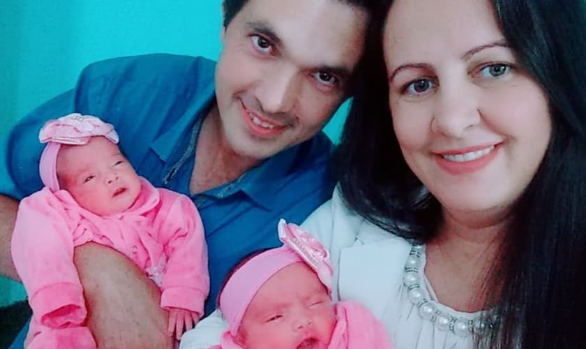 Geisislaine e Isaac celebram o nascimento das filhas após 19 anos de tentativas. (Foto: Arquivo pessoal)