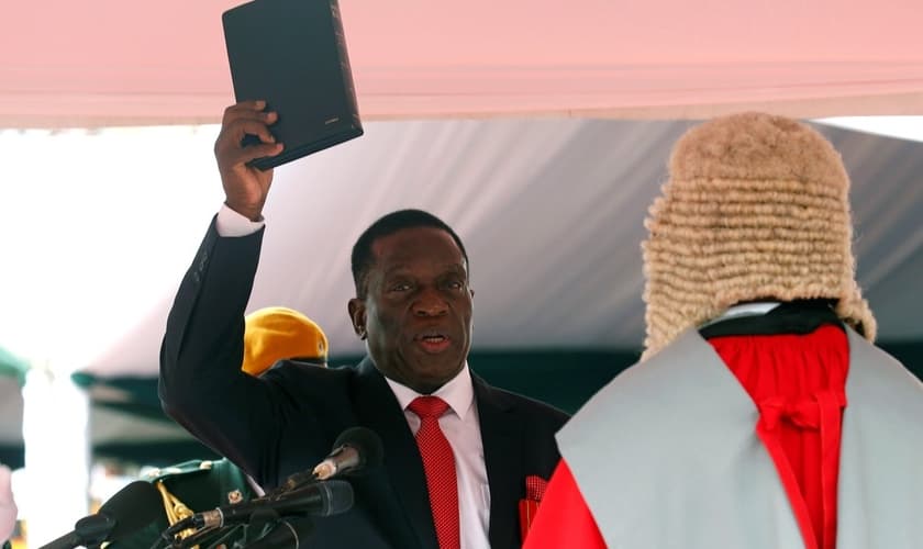 Emmerson Mnangagwa segura a Bíblia em cerimônia de posse em Harare. (Foto: Mike Hutchings/Reuters)
