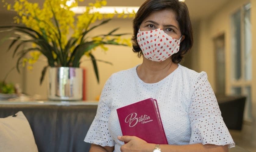 Atualmente, Mara compartilha quatro estudos bíblicos por WhatsApp. (Foto: Reprodução/Arthur Henrique)