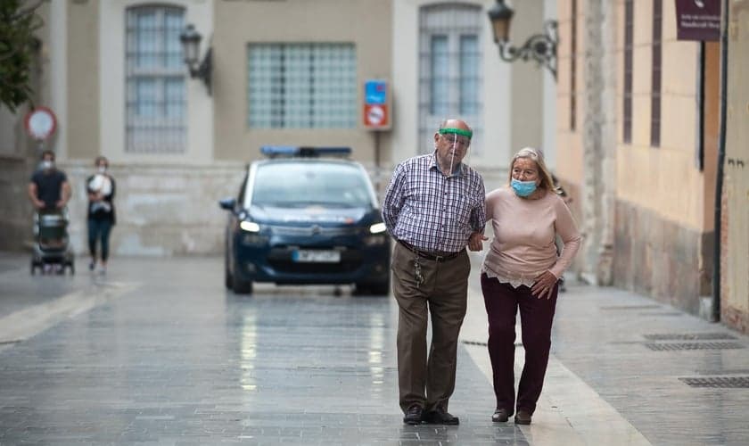 Casal de idosos passeiam pela rua de cidade na Espanha. (Foto: SOPA Images / LightRocket via Getty Images)