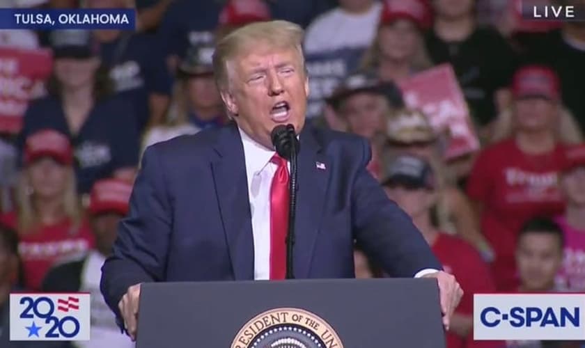 Trump durante discurso de campanha em Tulsa, Oklahoma. (Foto: Reprodução / Info Wars)