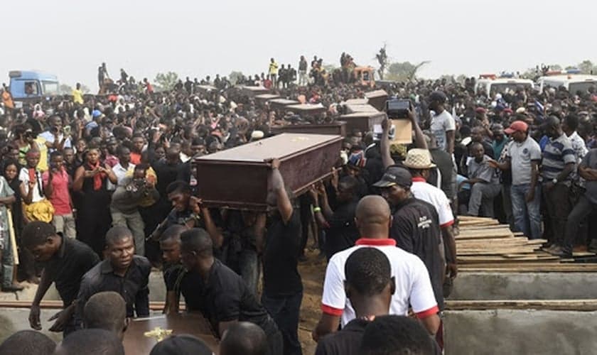 Cristãos são sepultados em tempos de massacre na Nigéria. (Foto: Intersociety)