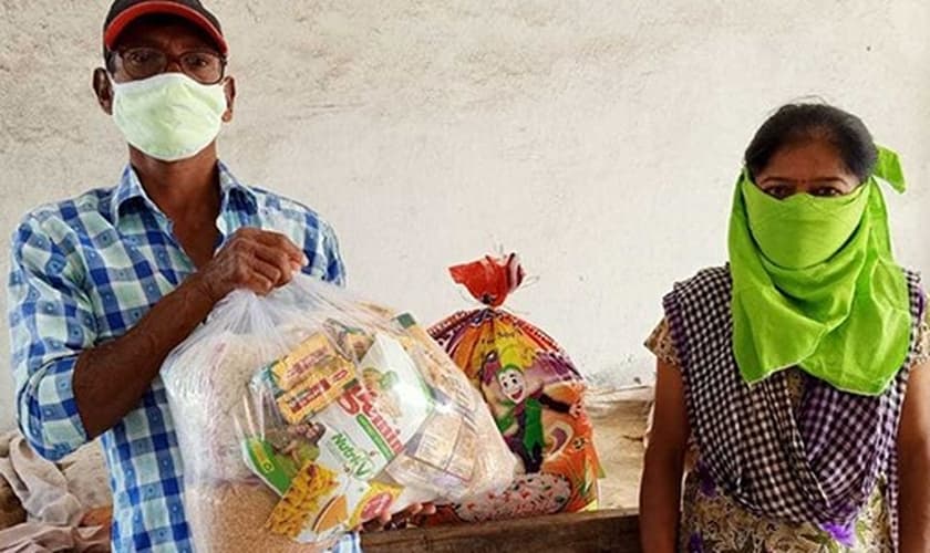 Alimentos sendo distribuídos por igrejas domésticas no Irã. (Foto: Reprodução / Portas Abertas)