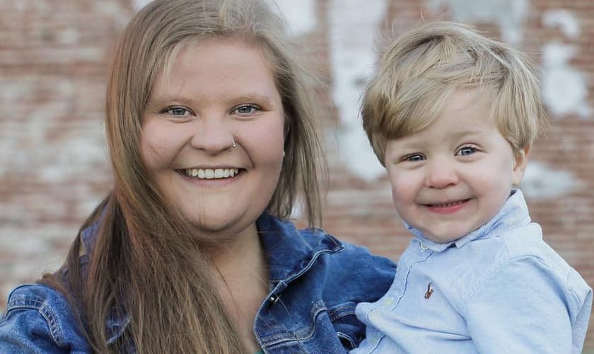 Paula Peyton e seu filho Caleb, de 2 anos. (Foto: Paula Kirsten Peyton/Facebook)