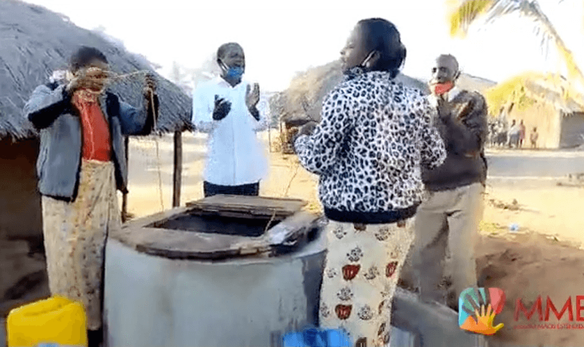 O poço artesiano foi construído no bairro Malocotera, na cidade de Caia, em Moçambique. (Foto: Missão Mãos Estendidas)