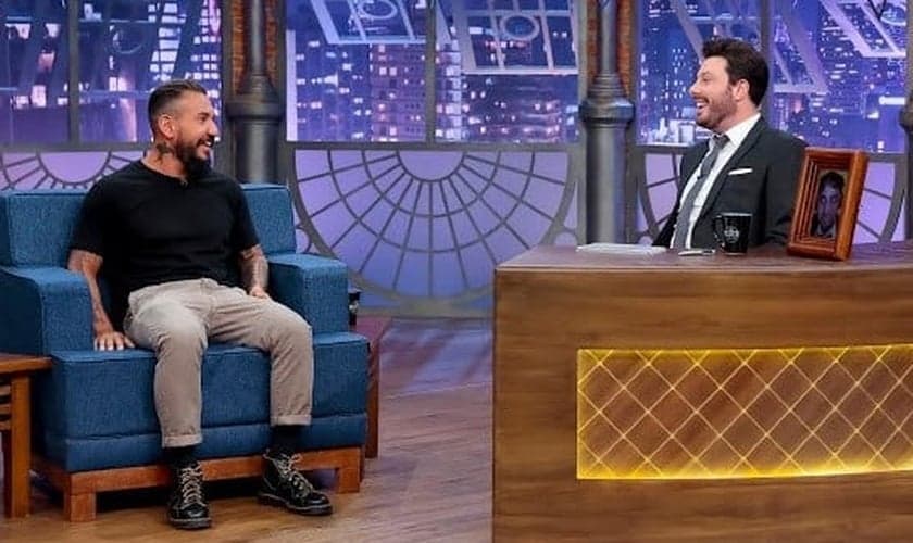 Entrevista com Rodolfo Abrantes no 'The Noite' foi exibida na última terça-feira (23). (Imagem: 'The Noite' - SBT)
