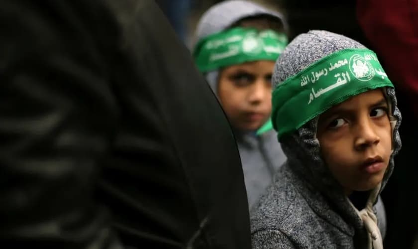 Crianças palestinas usando bandanas do Hamas participam de uma manifestação contra a decisão do presidente Trump de reconhecer Jerusalém como a capital de Israel, na Faixa de Gaza. (Foto: Reprodução: Ibraheem Abu Mustafa / Reuters)
