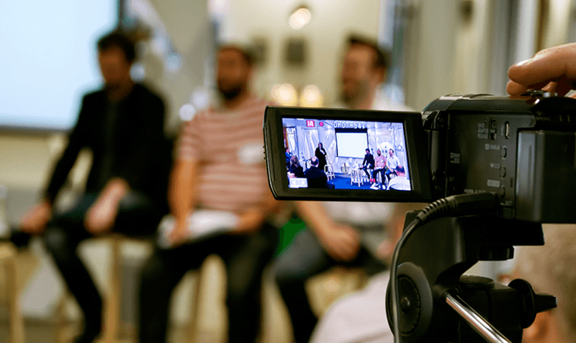 O fechamento dos templos religiosos tem afetado até mesmo as transmissões ao vivo. (Foto: Reprodução)