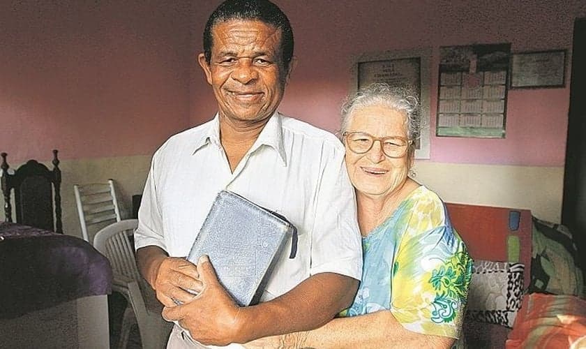 Pastor Evandro com a mulher, Onércia, e a Bíblia, já em casa. (Foto: Dayana Souza/AT)