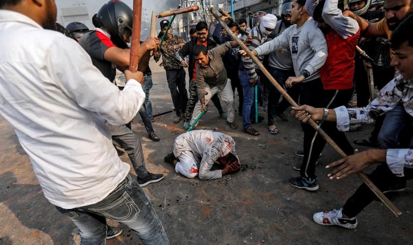Grupo de hindus espancam homem durante protestos em Nova Délhi, na Índia. (Foto: Reuters/Danish Siddiqui)