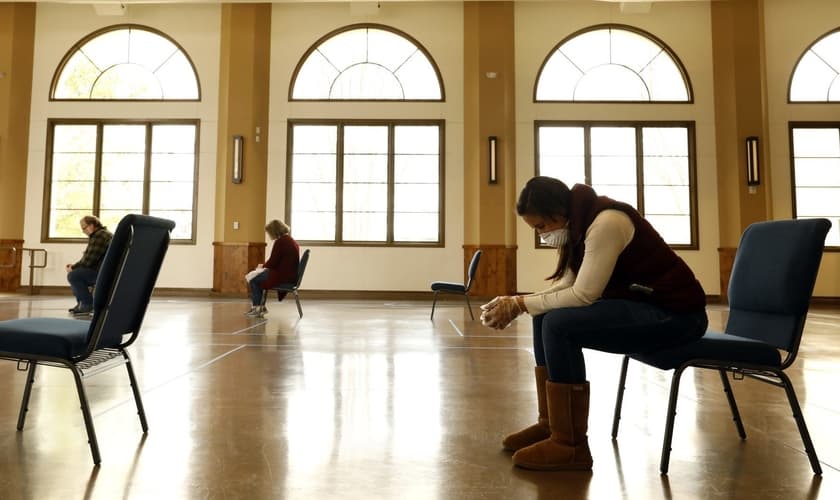 Membros observam o distanciamento social e outras precauções para realização de cultos. (Foto: Carolyn Cole / Los Angeles Times)