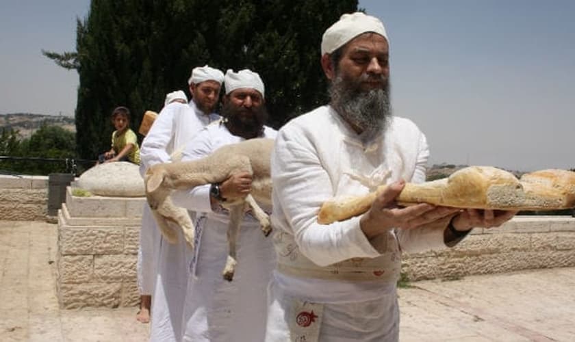 Os sacerdotes judeus trazem a oferta de Omer em preparação para o Terceiro Templo. (Foto: Reprodução/Adam Propp)