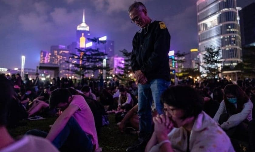 As pessoas fazem oração em memória do estudante universitário Alex Chow morto durante manifestações em Hong Kong. (Foto: Anthony Kwan/Getty Images)