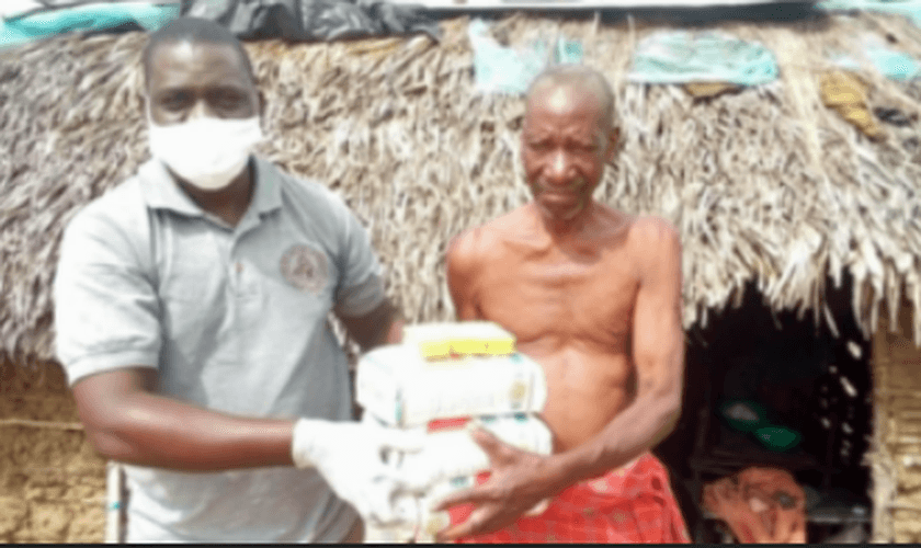 Jonas durante distribuição de alimentos no Quênia. (Foto: Reprodução/TTI)
