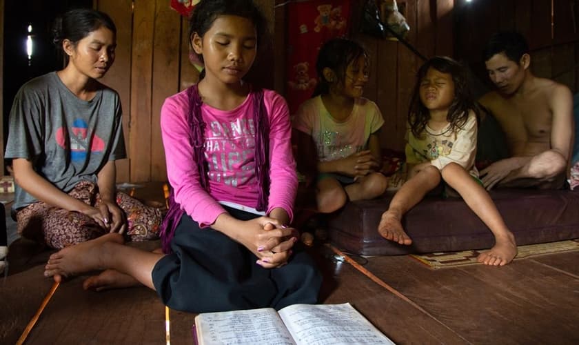 Seo (no canto direito) e sua família passaram a confiavar apenas em Jesus. (Foto: Reprodução / IMB)