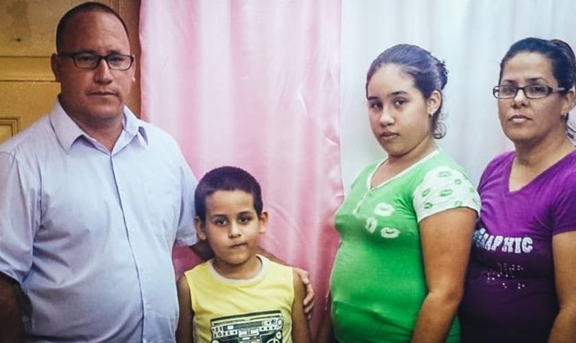 O Pr. Ramón Rigal ao lado da esposa Ayda Expósito e dos filhos. (Foto: Reprodução / Periodic Cubano)