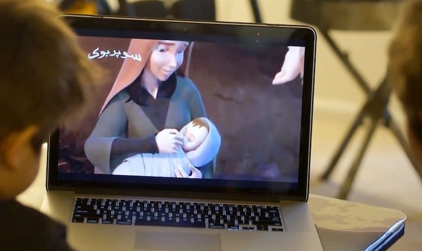 Crianças assistem a desenho bíblico em plataforma de igreja online. (Foto: Mission Netowrk News)