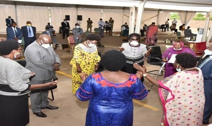 Parlamentares fazem oração pelo país na abertura do ano legislativo. (Foto: Reprodução / Parliament)
