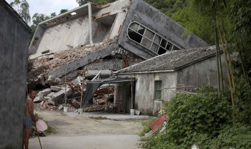 Igreja é demolida em Wenzhou, na China. (Foto: AP Photo, Didi Tang)