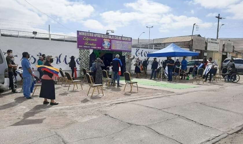 Fiéis presentes no culto ao ar livre do Ministerio Apostólico Bajo Cielos Abiertos. (Foto: Reprodução/Noticiero Cristiano)