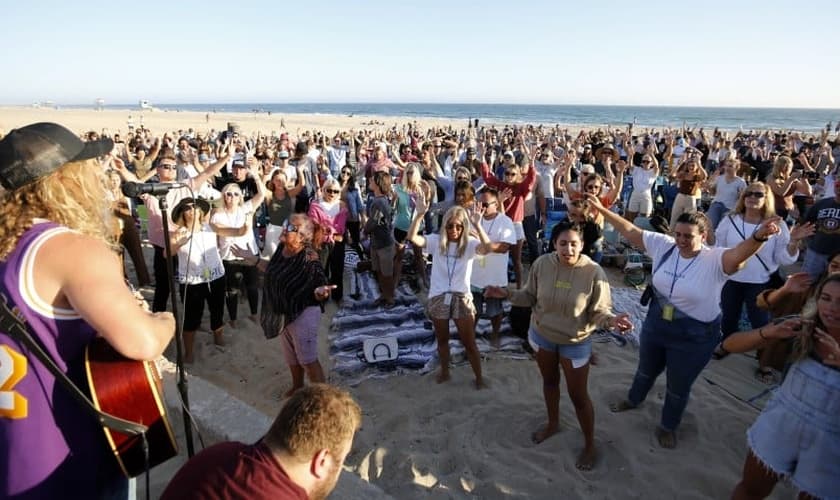 Centenas de pessoas se uniram para adoração em Huntington Beach. (Foto: Raul Roa/Times Community News)