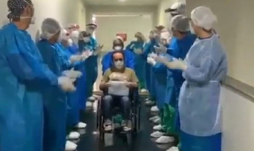 Profissionais de saúde se despediram do paciente cantando louvor. (Foto: Reprodução)