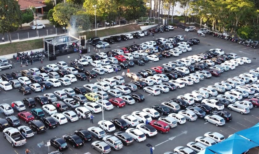 O culto foi celebrado pela Primeira Igreja Batista de Marília no estacionamento de um shopping da cidade. (Foto: Primeira Igreja Batista de Marília)
