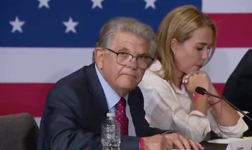 O empresário cubano Maximo Alvarez participou de um evento ao lado de Donald Trump e sua equipe de governo. (Foto: The Hill)