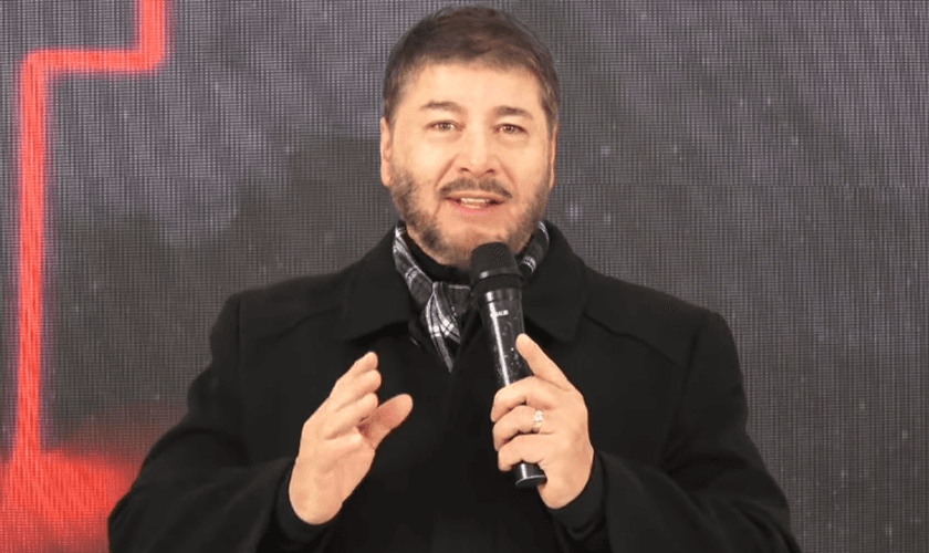 O pastor Joel Engel analisa os nomes de Deus contidos no texto hebraico do Salmos 23. (Foto: Ministério Engel)