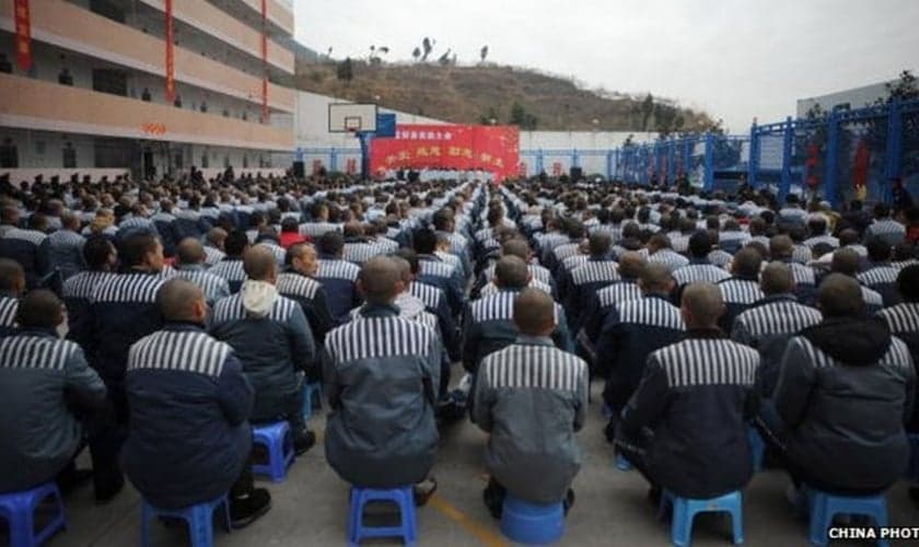 Prisioneiros na China assistem a programações que visam sua doutrinação ao sistema comunista. (Foto: BBC)