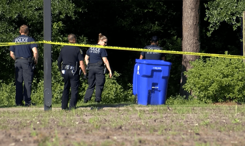 O bebê foi encontrado dentro de uma sacola de lixo fechada. (Foto: Western Mass News)