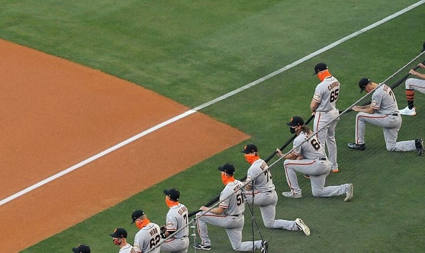 Em um jogo da semana passada, Sam Conrood foi o único integrante de ambos os times que não se ajoelhou ou se curvou em homenagem à organização Black Lives Matter. (Foto: AP Photo/Mark J. Terrill)