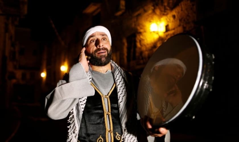 Homem cristão desperta muçulmanos israelenses para comer Sahur. (Foto: Reprodução / Tempo)