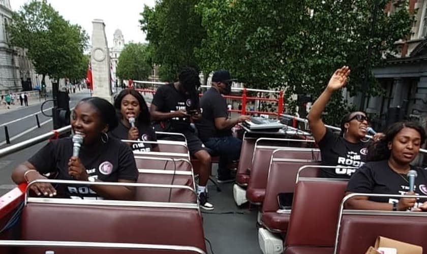 Grupo “Worship the King” sai pelas ruas de Londres proclamando Jesus. (Foto: Reprodução / Instagram)