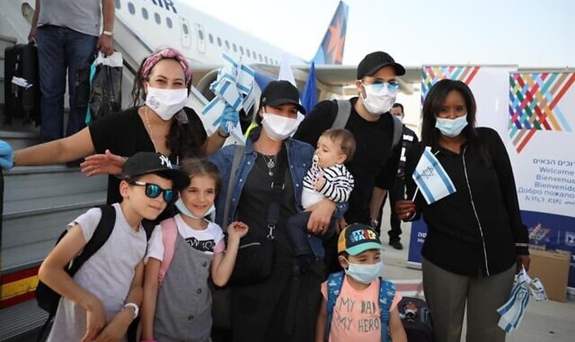 Ministra da Imigração (à direita) recebe judeus franceses em Israel. (Foto: Olivier Fitoussi/International Fellowship of Christians and Jews)